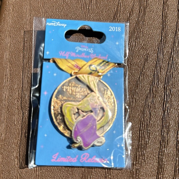 Disney Trading Pin 2018 half marathon weekend limited release 5k set of 2 NWT - Picture 3 of 6